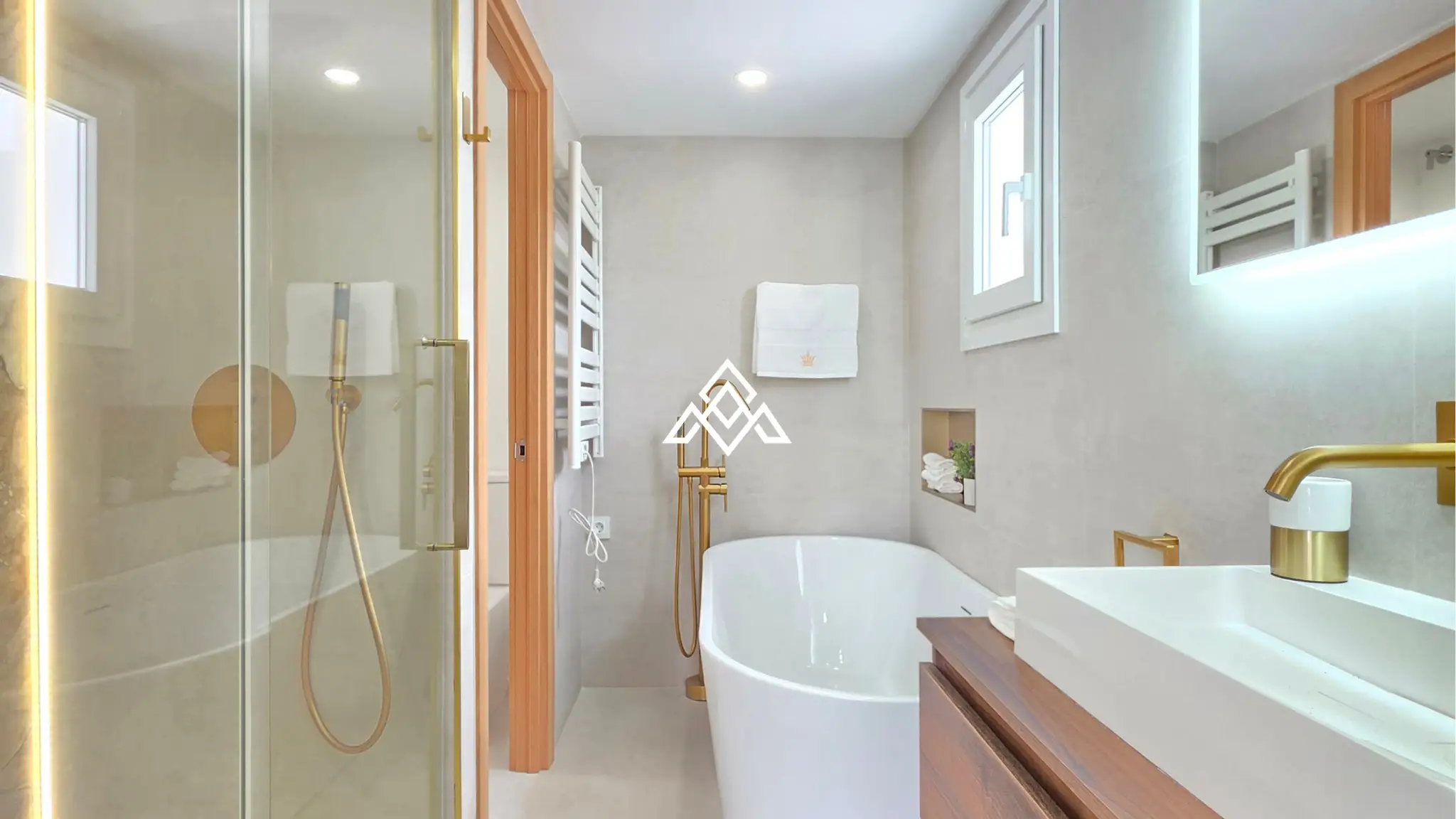 MPA-0122 Discover this brand-new renovated villa in Riviera del Sol, Mijas Costa, with panoramic sea views, 3 bedrooms, 3 bathrooms and spacious terraces.