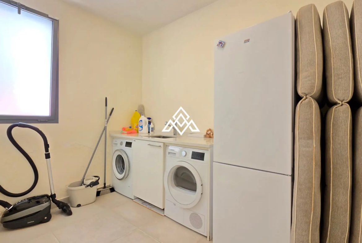 Contemporary Villa in Estepona with tourist licence, 4 bedrooms, private terraces and high rental income potential in a secure gated community.