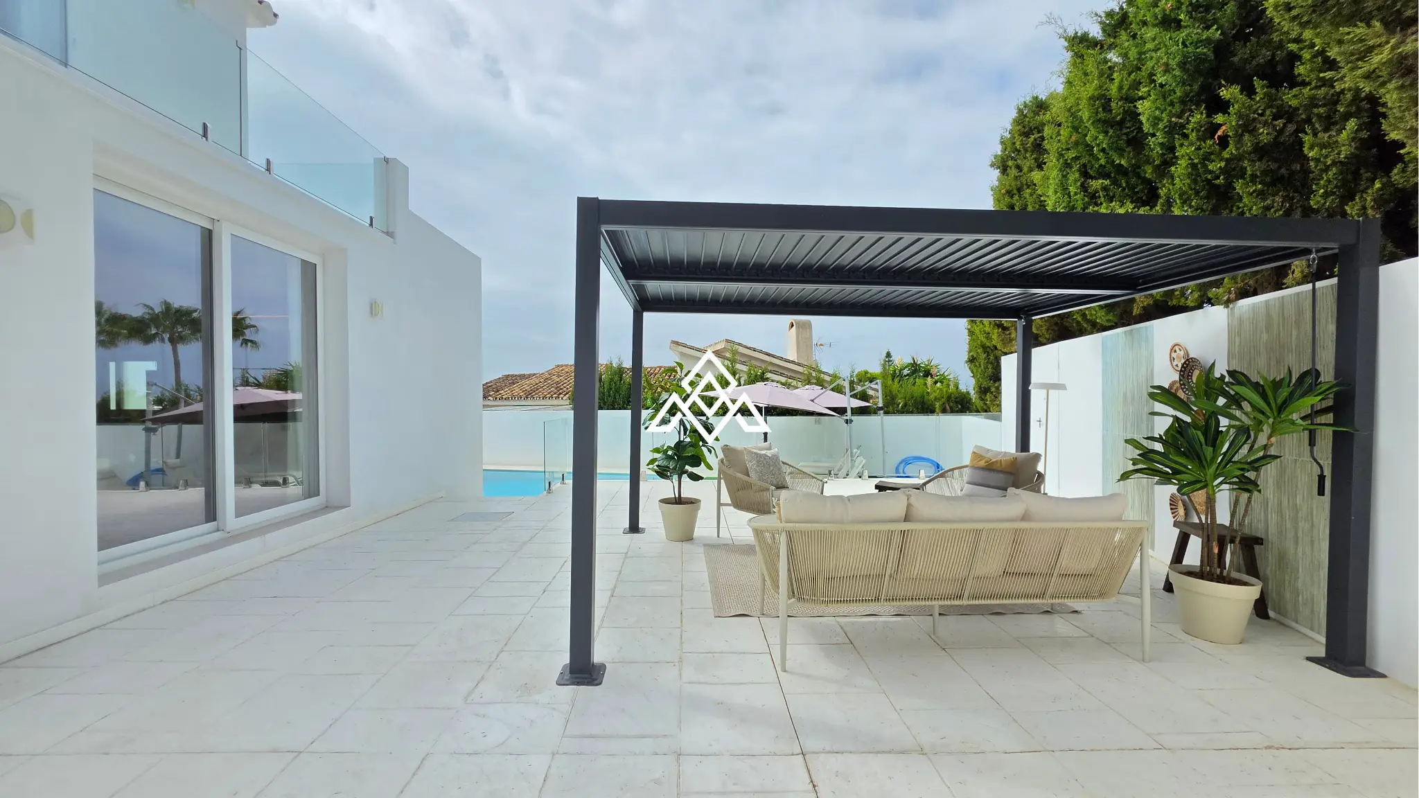 MPA-0122 Discover this brand-new renovated villa in Riviera del Sol, Mijas Costa, with panoramic sea views, 3 bedrooms, 3 bathrooms and spacious terraces.