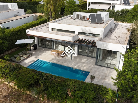 Contemporary Villa in Estepona with tourist licence, 4 bedrooms, private terraces and high rental income potential in a secure gated community.
