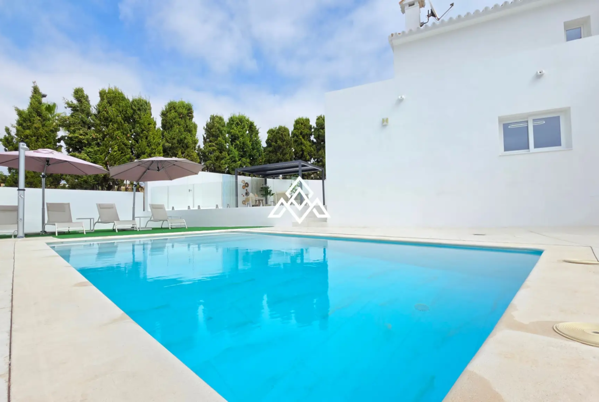 Discover this brand-new renovated villa in Riviera del Sol, Mijas Costa, with panoramic sea views, 3 bedrooms, 3 bathrooms and spacious terraces.