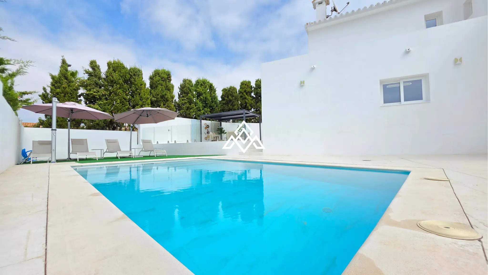 MPA-0122 Discover this brand-new renovated villa in Riviera del Sol, Mijas Costa, with panoramic sea views, 3 bedrooms, 3 bathrooms and spacious terraces.