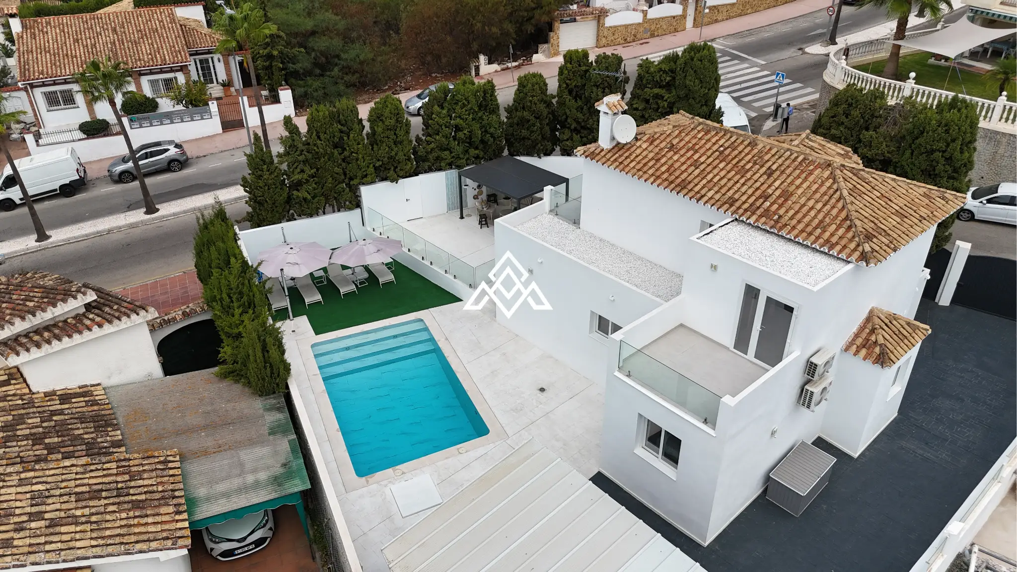 MPA-0122 Discover this brand-new renovated villa in Riviera del Sol, Mijas Costa, with panoramic sea views, 3 bedrooms, 3 bathrooms and spacious terraces.