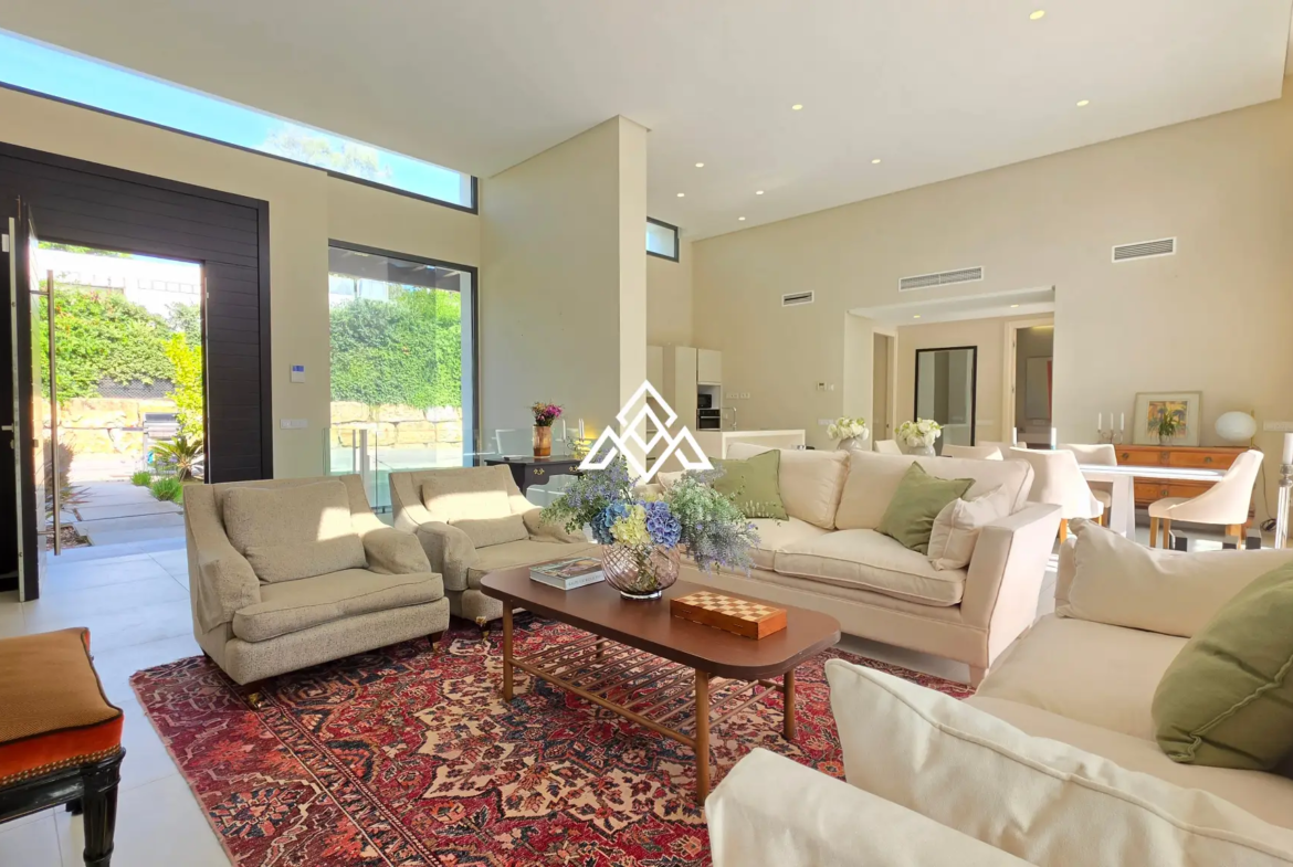 Contemporary Villa in Estepona with tourist licence, 4 bedrooms, private terraces and high rental income potential in a secure gated community.
