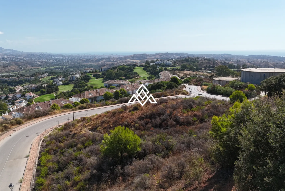 La Cala Golf plot for sale in Mijas Costa, featuring 1,733 m² of land, panoramic sea and golf views, and a unique architectural project.
