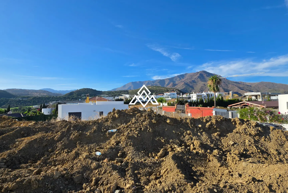 Valle Romano plot in Estepona with preliminary villa project and golf views