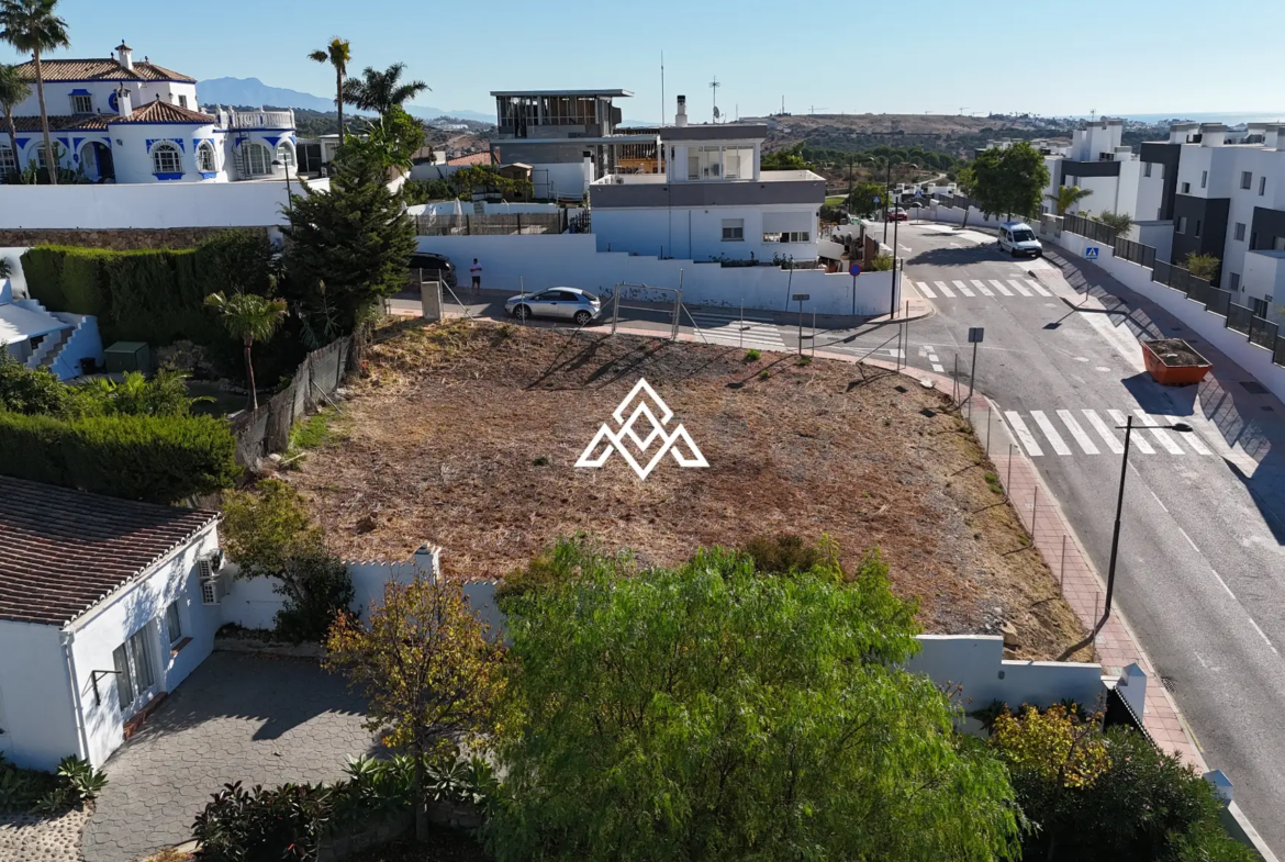 Plot for sale in Valle Romano, Estepona, with southwest orientation, golf course and Mediterranean Sea views.