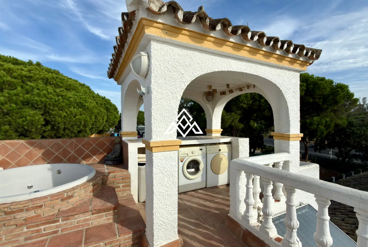 Elviria Townhouse with private jacuzzi, sea views and renovated patio in Marbella
