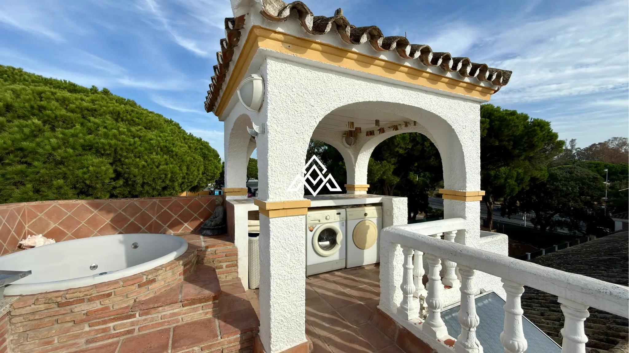 MPS-0045 Elviria Townhouse with private jacuzzi, sea views and renovated patio in Marbella