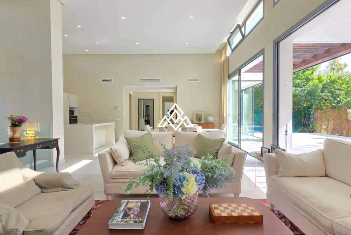 Contemporary Villa in Estepona with tourist licence, 4 bedrooms, private terraces and high rental income potential in a secure gated community.