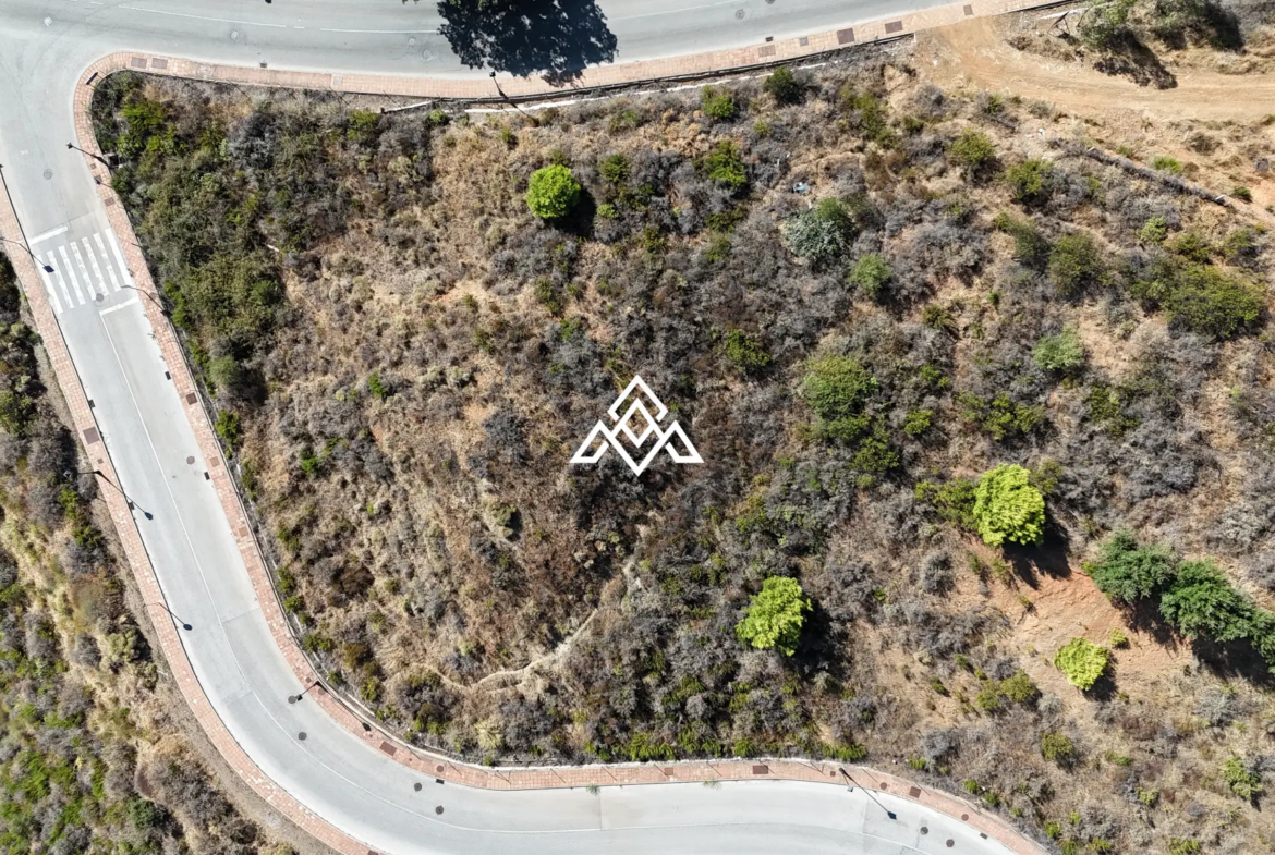 La Cala Golf plot for sale in Mijas Costa, featuring 1,733 m² of land, panoramic sea and golf views, and a unique architectural project.