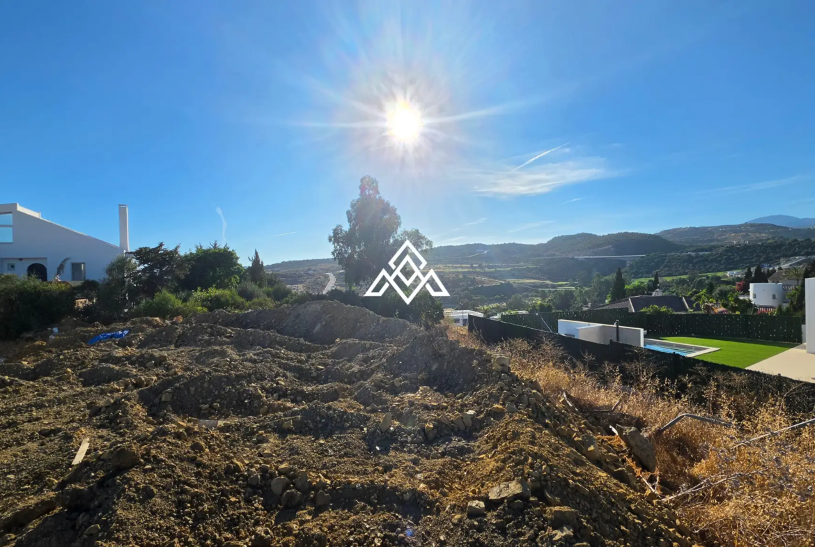 Valle Romano plot in Estepona with preliminary villa project and golf views