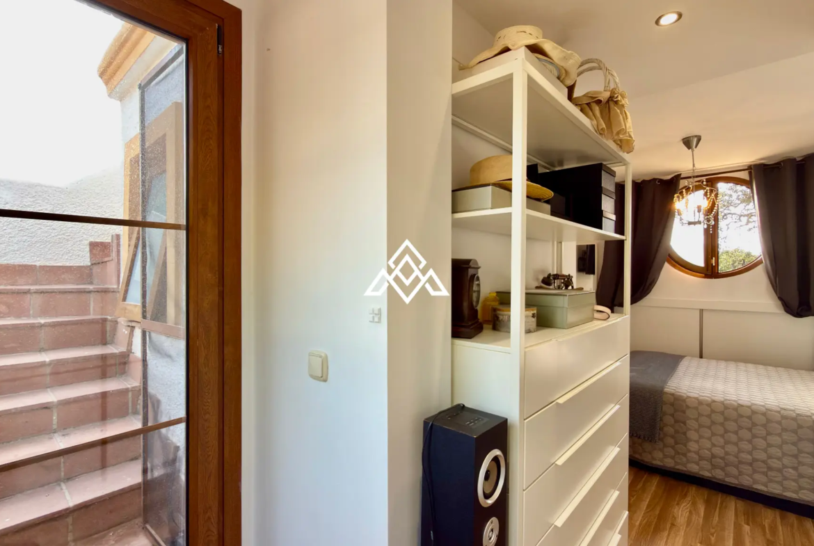 Elviria Townhouse with private jacuzzi, sea views and renovated patio in Marbella