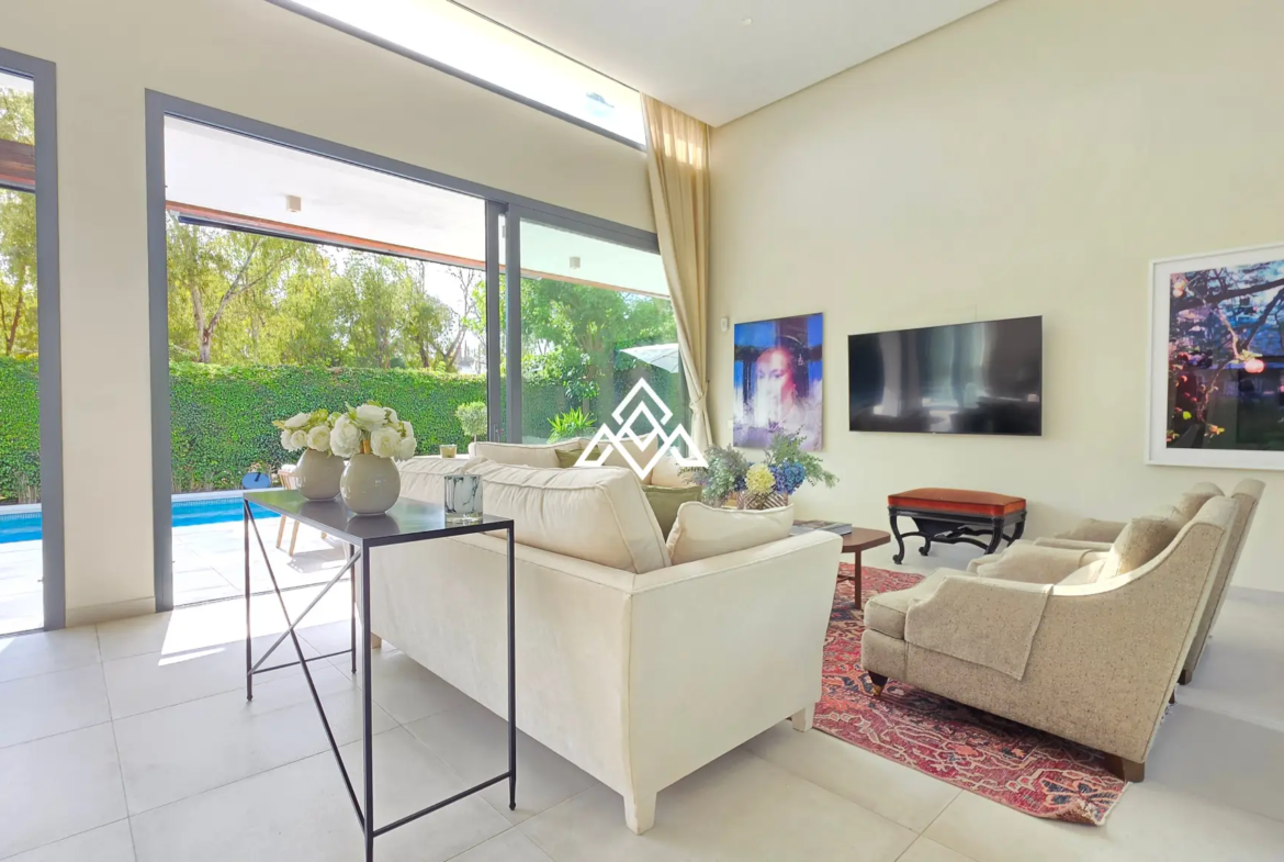 Contemporary Villa in Estepona with tourist licence, 4 bedrooms, private terraces and high rental income potential in a secure gated community.