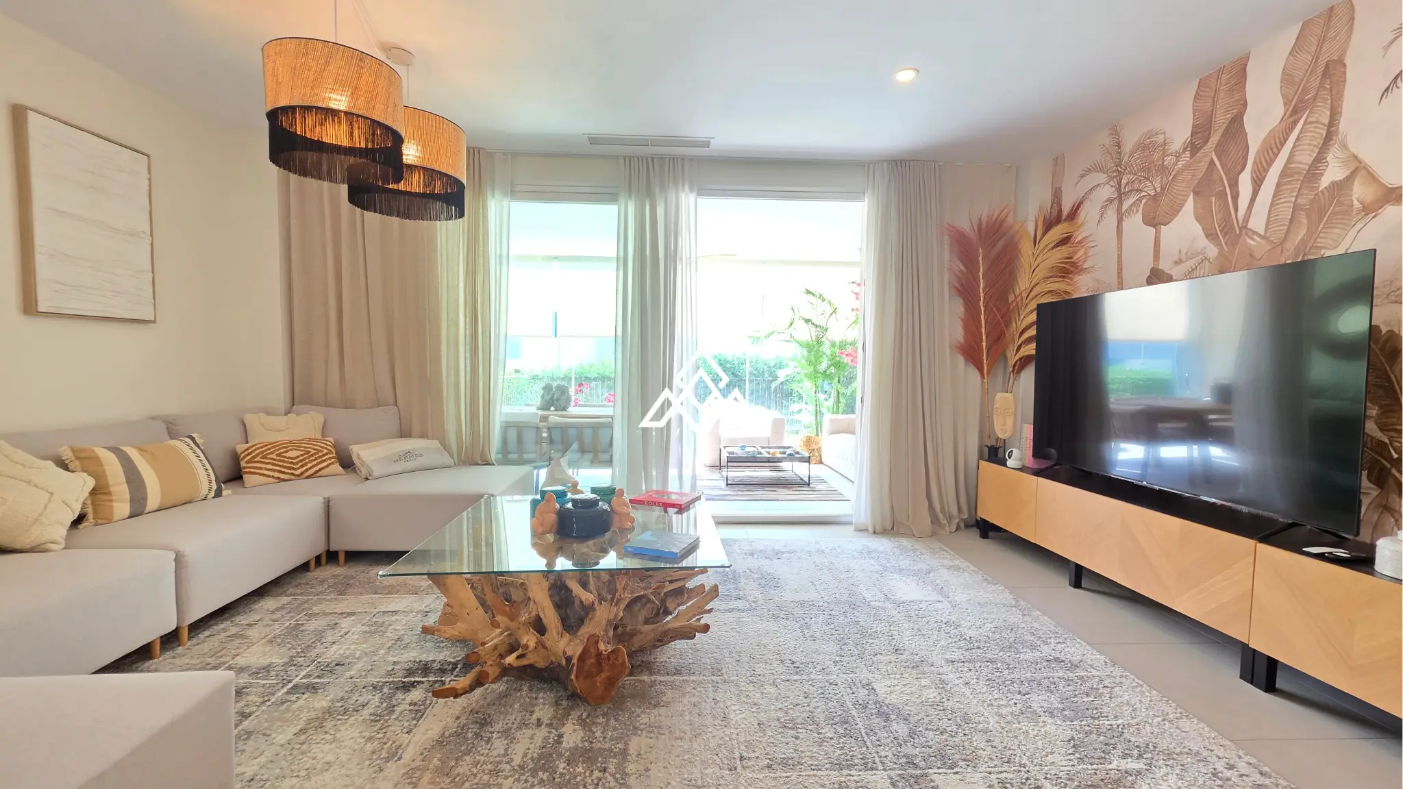Estepona Garden Apartment with private garden, terrace, garage and valid tourist licence. Ideal investment property in Spain.