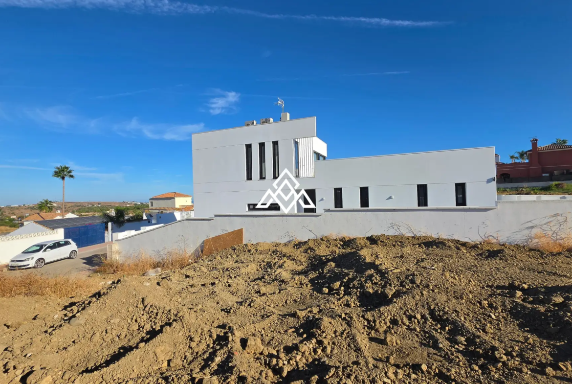 Valle Romano plot in Estepona with preliminary villa project and golf views