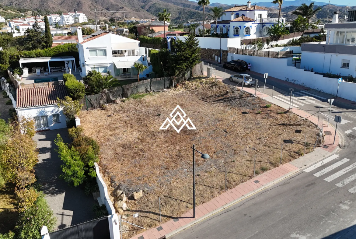 Plot for sale in Valle Romano, Estepona, with southwest orientation, golf course and Mediterranean Sea views.