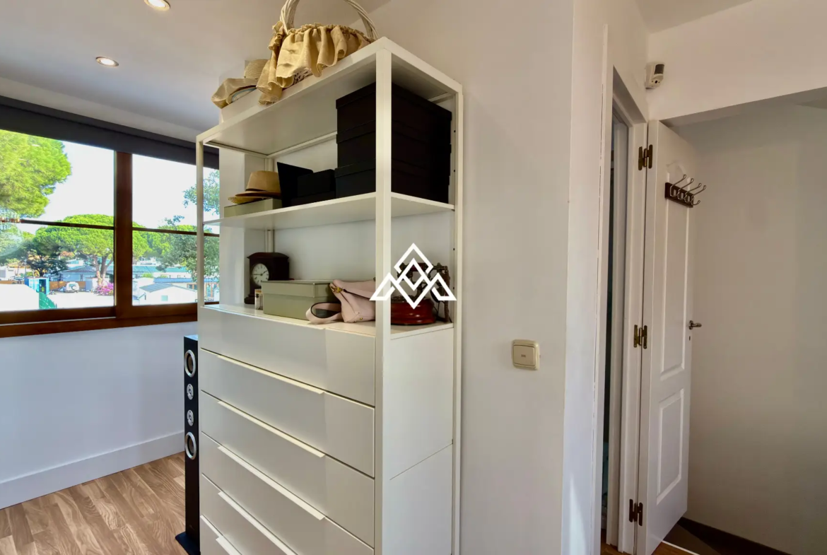 Elviria Townhouse with private jacuzzi, sea views and renovated patio in Marbella