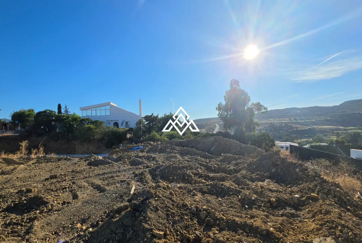 Valle Romano plot in Estepona with preliminary villa project and golf views