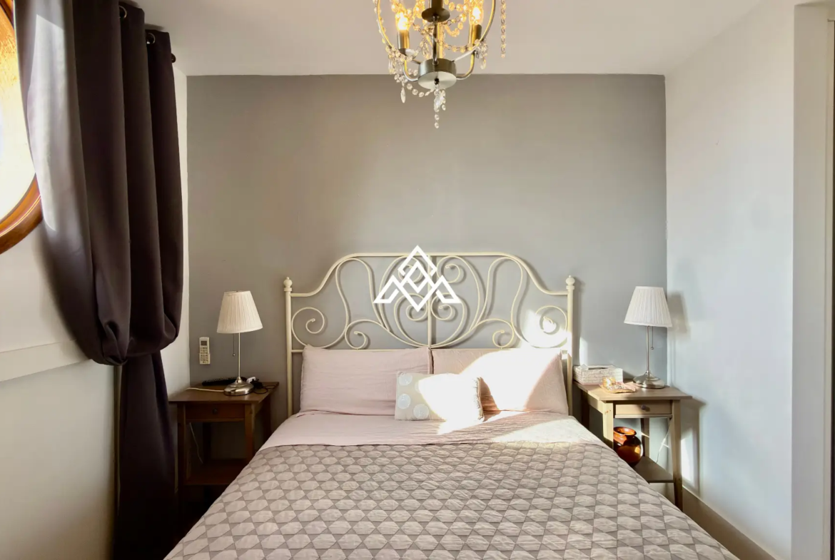 Elviria Townhouse with private jacuzzi, sea views and renovated patio in Marbella