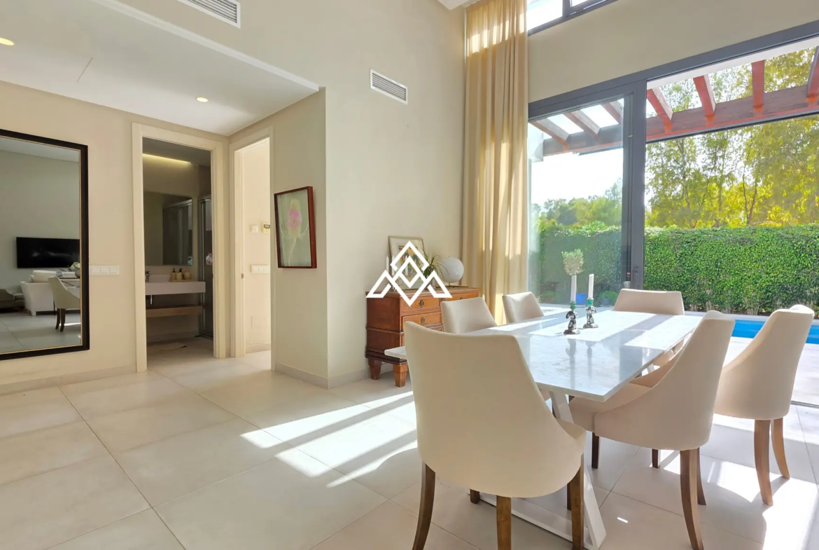 Contemporary Villa in Estepona with tourist licence, 4 bedrooms, private terraces and high rental income potential in a secure gated community.