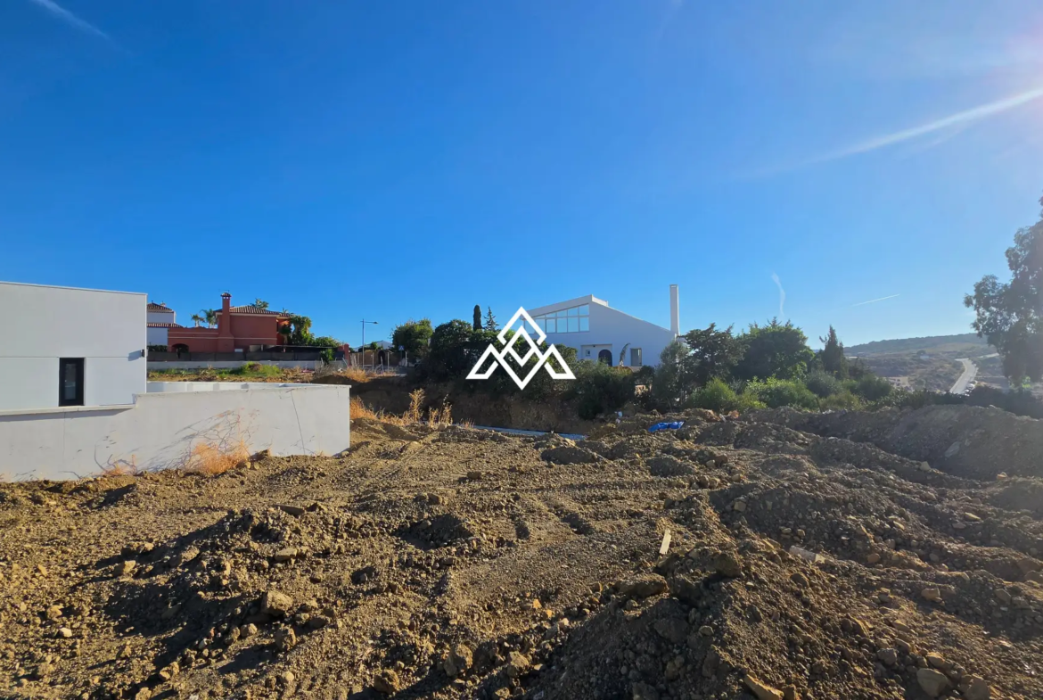 Valle Romano plot in Estepona with preliminary villa project and golf views