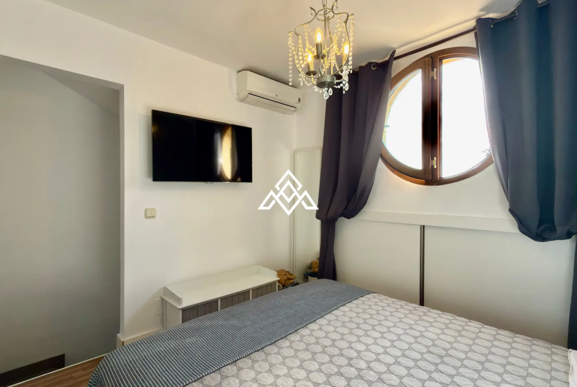 Elviria Townhouse with private jacuzzi, sea views and renovated patio in Marbella