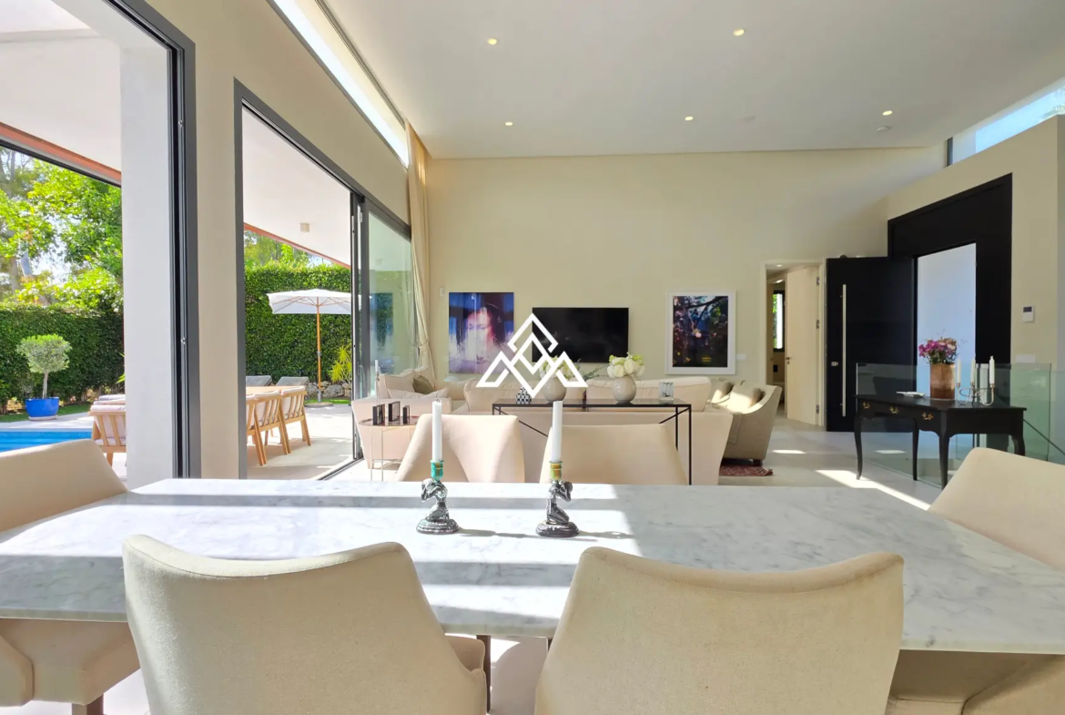 Contemporary Villa in Estepona with tourist licence, 4 bedrooms, private terraces and high rental income potential in a secure gated community.
