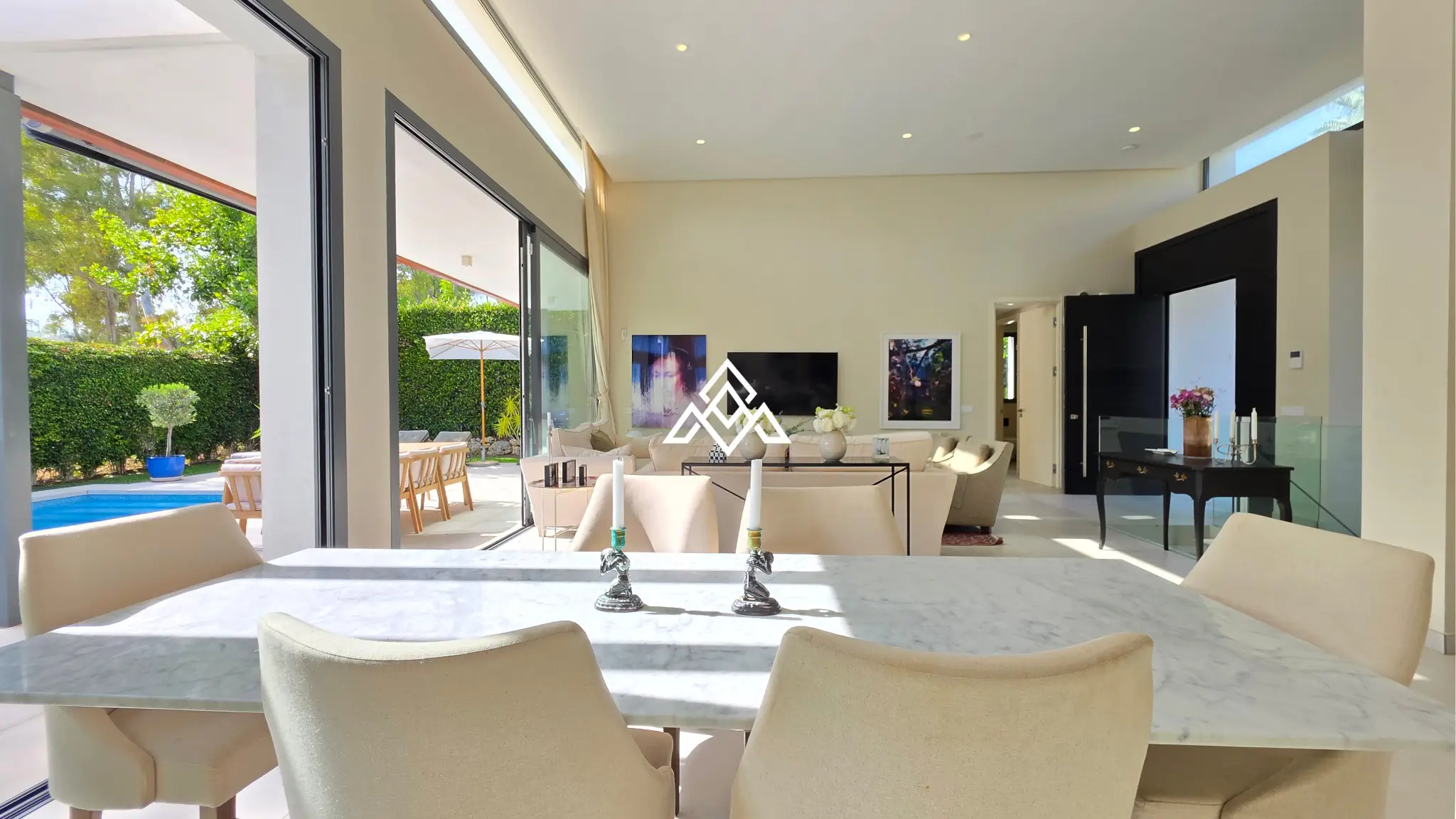 Contemporary Villa in Estepona with tourist licence, 4 bedrooms, private terraces and high rental income potential in a secure gated community.