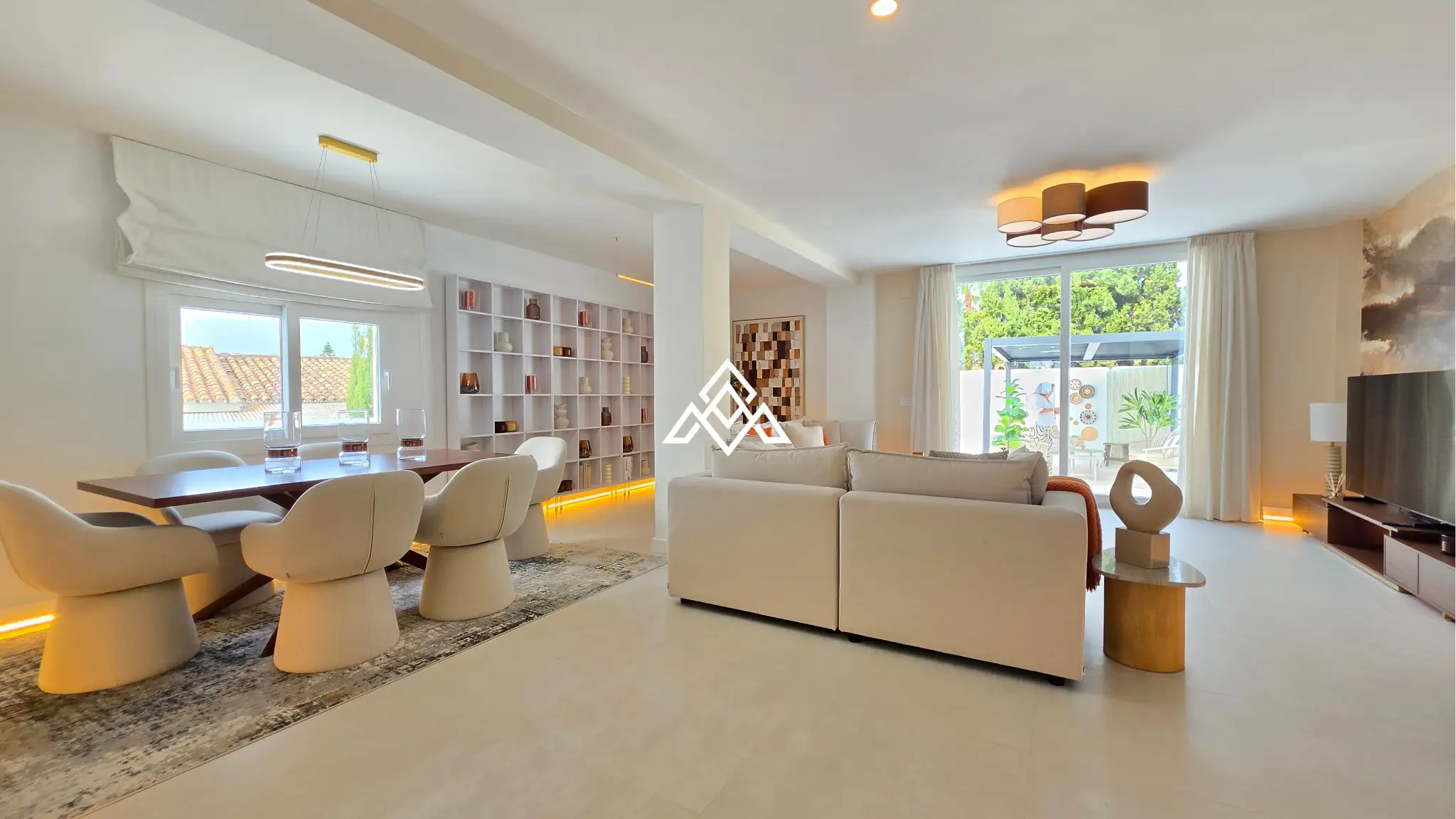 MPA-0122 Discover this brand-new renovated villa in Riviera del Sol, Mijas Costa, with panoramic sea views, 3 bedrooms, 3 bathrooms and spacious terraces.