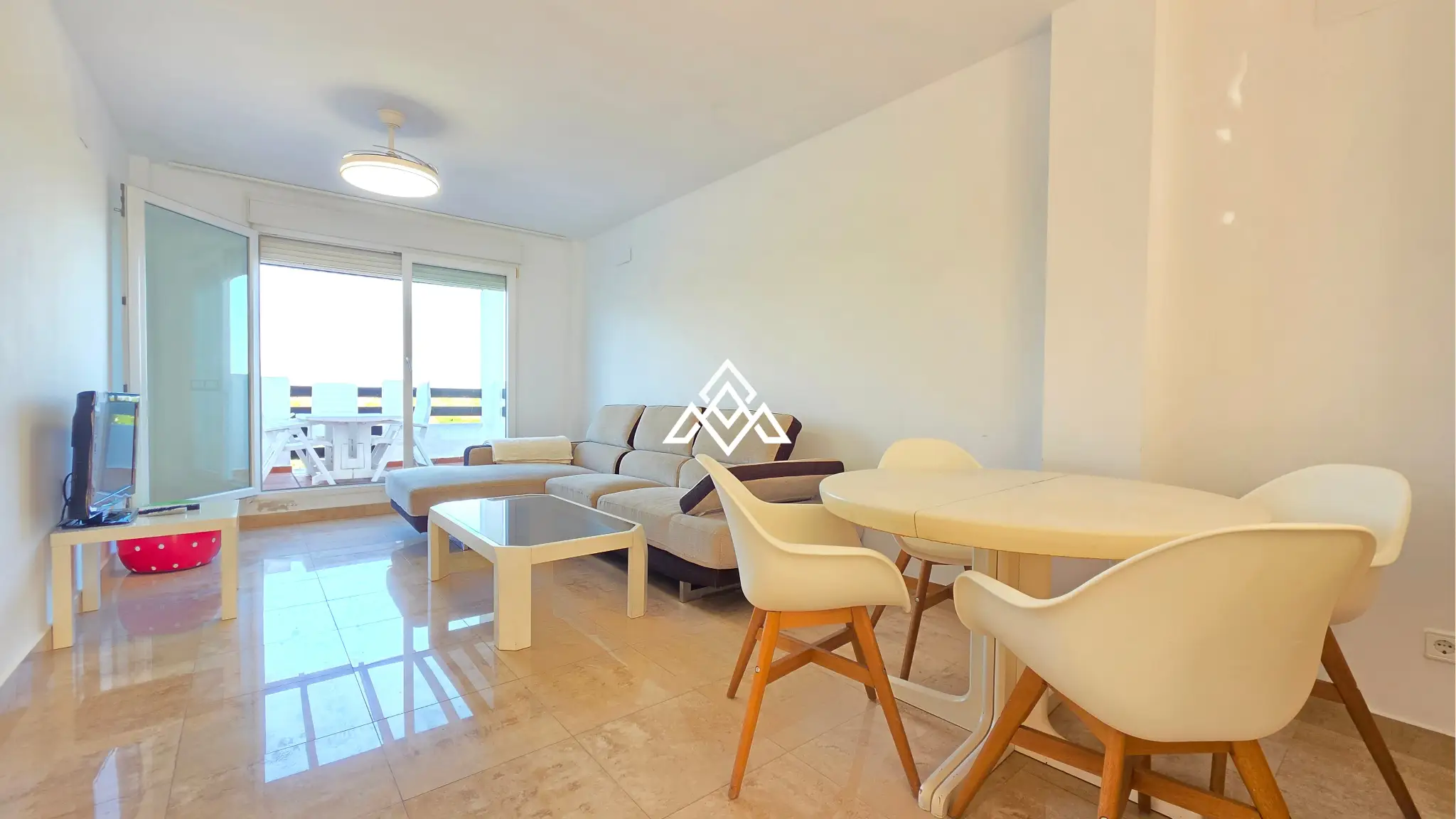 Vistalmar Duquesa apartment in Manilva with 2 bedrooms, 2 bathrooms, a 25 m² south-facing terrace and panoramic Mediterranean sea views.