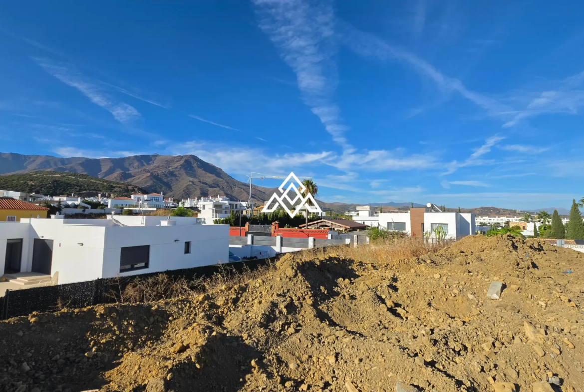Valle Romano plot in Estepona with preliminary villa project and golf views