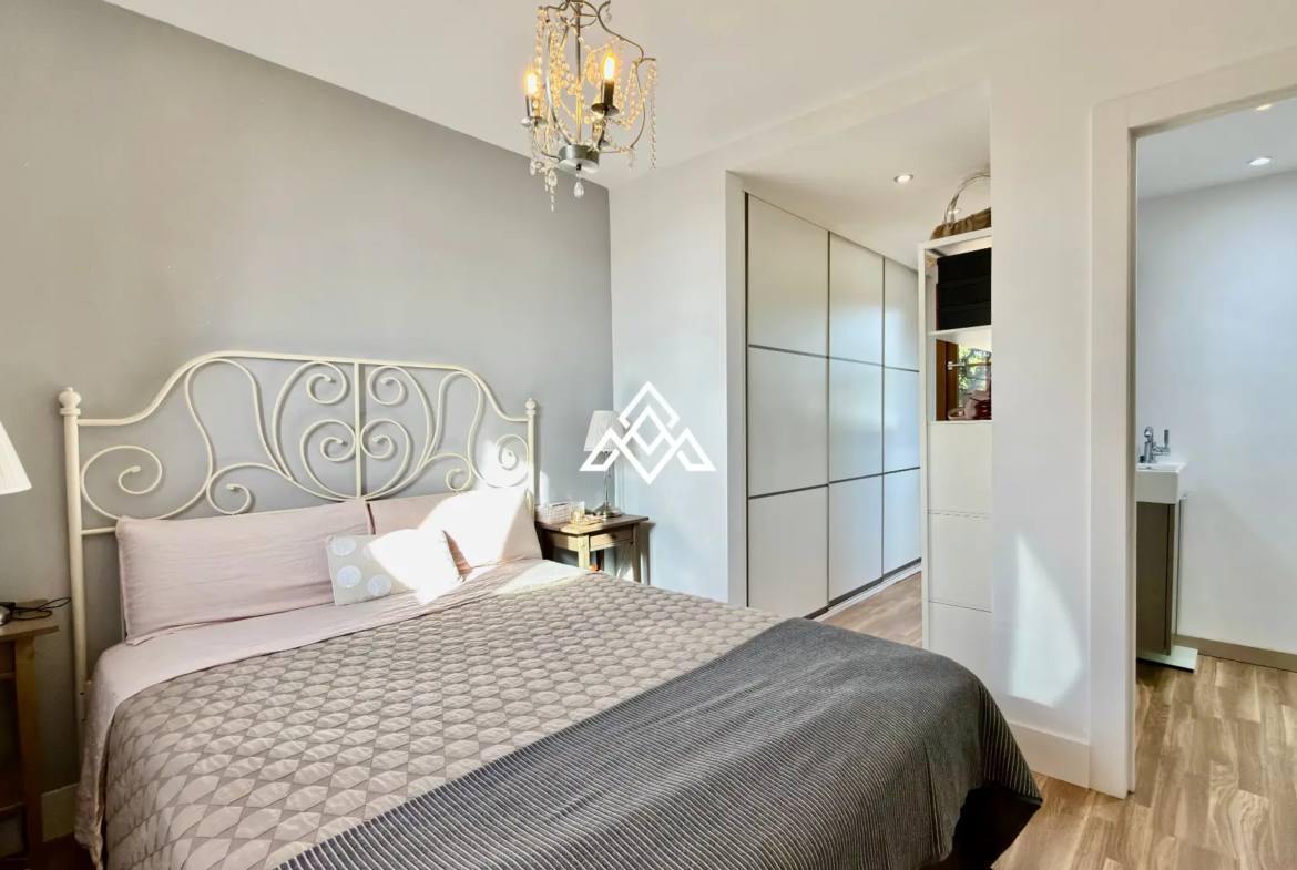 Elviria Townhouse with private jacuzzi, sea views and renovated patio in Marbella